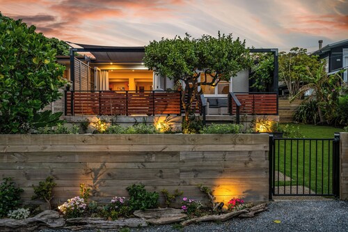 SILVER SEAS RETREAT
A cosy city escape in Muriwai Beach. Family and Dog Friendly