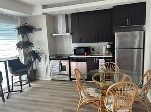 Micro-ondes, four, plaque de cuisson, lave-vaisselle