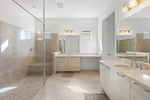 Hårføner, håndklær, såpe og toalettpapir