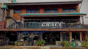 Un edificio con un letrero que dice "GRACE hostel & cafe".