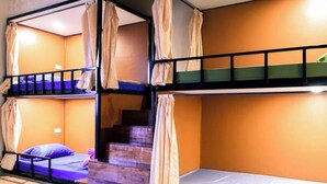 Habitación con literas y una escalera, además de una cama individual.