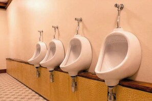 8 Mixed Dorm (Shared Bathroom) | Bilik Mandi | Pancuran mandi, tuala disediakan 