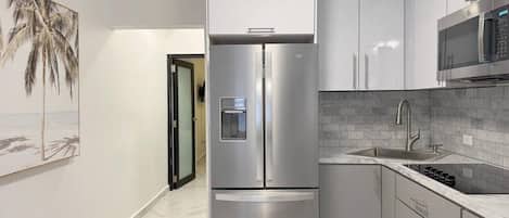 Frigorifero, microonde, piano cottura, macchina per tè/caffè