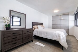 1 chambre, bureau, fer et planche à repasser, lit parapluie