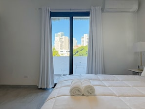 2 habitaciones, escritorio y tabla de planchar con plancha