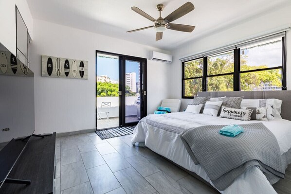 2 chambres, bureau, fer et planche à repasser, lit parapluie