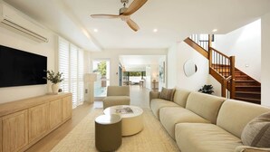 TV, fireplace - Villa Ponte, 3BR Villa, private pool in New Farm  (New Farm)