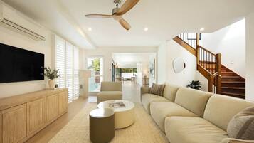 Televisie en een open haard