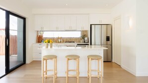 Private kitchen - Villa Ponte, 3BR Villa, private pool in New Farm  (New Farm)