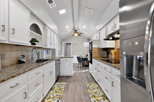 Spacious 5-bedroom house in wonderful Richardson with Arcade Games