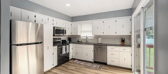 Charming 3-Bedroom House With A King Bed