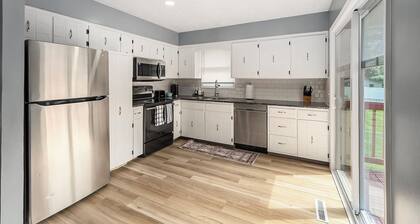 Charming 3-Bedroom House With A King Bed