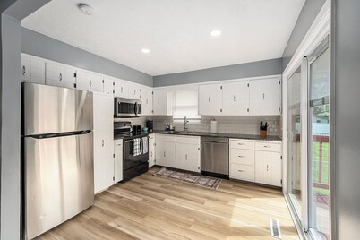 Charming 3-Bedroom House With A King Bed