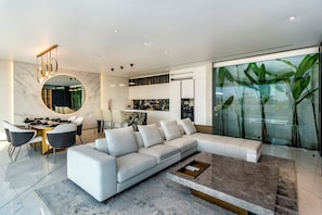 Apartment, 2 Schlafzimmer, eigener Pool | Wohnzimmer | Flachbildfernseher