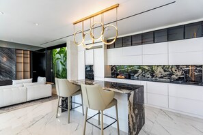 Appartement, 1 chambre, piscine privée | Salle de séjour | Télévision à écran plat