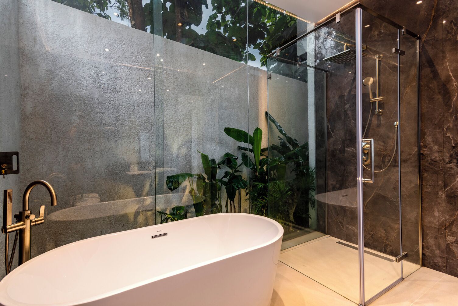Ein modernes Badezimmer mit einer freistehenden Badewanne, einer Duschkabine und einem großen Spiegel.