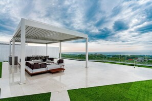 Luxury-Apartment, 3 Schlafzimmer, eigener Pool | Blick auf die Stadt