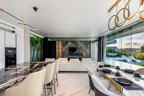 Appartement, 2 chambres, piscine privée | Salle de séjour | Télévision à écran plat