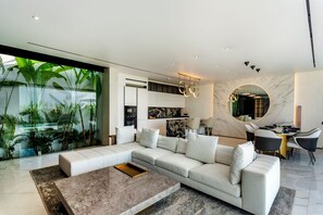 Apartamento, 1 habitación, piscina privada | Sala de estar | Una televisión de pantalla plana