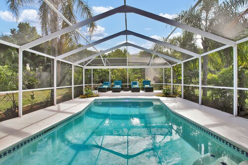 Saltwater Heated Pool
• 15 Min to Downtown
& Parks