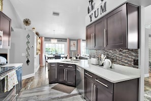 Mikroaaltouuni, uuni, liesi, astianpesukone