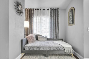 4 habitaciones, tabla de planchar con plancha, wifi y ropa de cama 