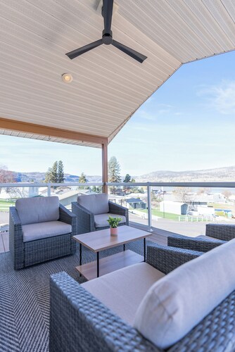 Friday Bay Retreat – Upper Level Getaway With Gorgeous Views