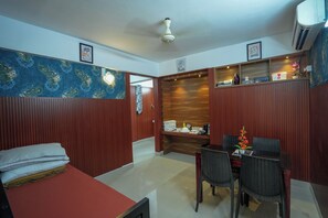 Familienapartment, Balkon, Blick auf den Innenhof | Wohnbereich | 36-Zoll-LED-Fernseher mit Kabelempfang
