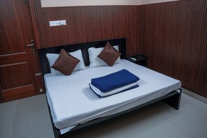 Familienapartment, Balkon, Blick auf den Innenhof | Wohnbereich | 36-Zoll-LED-Fernseher mit Kabelempfang