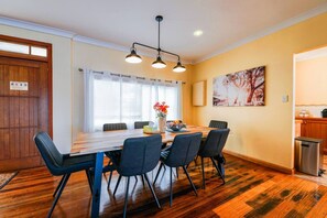 Dining - StayAU Riverfront Paradise Pet-friendly Tasmania (Beauty Point)