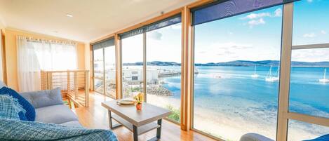 Televisión, chimenea y estéreo