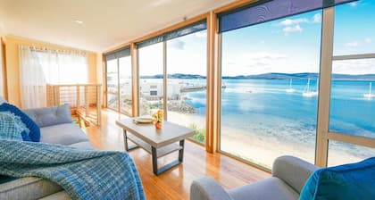 StayAU · The River House · Paradise Pet-friendly