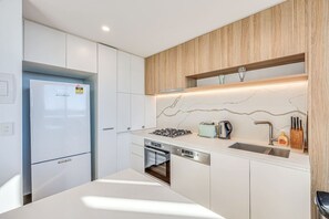 Refrigerador, microondas, horno y parrilla de estufa