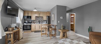 Cozy 1-bedroom apartment within walking distance of the Hospital.