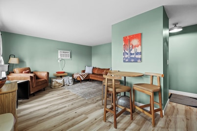 Cozy 2 Bedroom Apartment within walking distance from the Hospital.