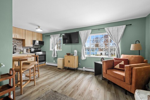 Cozy 2 Bedroom Apartment within walking distance from the Hospital.