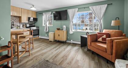 Cozy 2 Bedroom Apartment within walking distance from the Hospital.