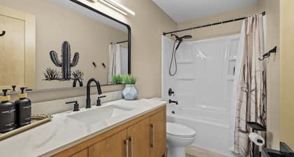 Cozy 2 Bedroom Apartment within walking distance from the Hospital.
