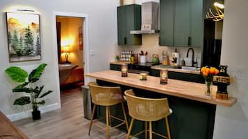 Een magnetron, een oven, een kookplaat