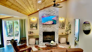 Een televisie en een open haard