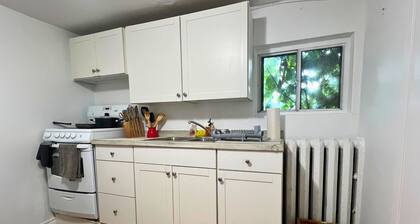 Retro-Modern Toronto Pad | Sleeps 8 In Style