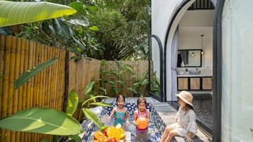 Biệt thự Exclusive, quang cảnh sân vườn | Phòng tắm | Bồn tắm và buồng tắm vòi sen riêng, đồ dùng nhà tắm miễn phí