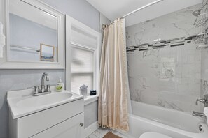 Sèche-cheveux, serviettes fournies, savon, shampoing