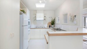 Réfrigérateur, four à micro-ondes, un four, surface de cuisson