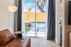 Desk, iron/ironing board, travel crib, free WiFi - Upscale 4BR/3BR•Pool, Outdoor Kitchen&Patio•Putting Green+Fire Pit+DT 15min (Austin)