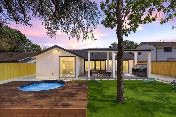 Terrace/patio - Upscale 4BR/3BR•Pool, Outdoor Kitchen&Patio•Putting Green+Fire Pit+DT 15min (Austin)