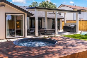 Terrace/patio - Upscale 4BR/3BR•Pool, Outdoor Kitchen&Patio•Putting Green+Fire Pit+DT 15min (Austin)