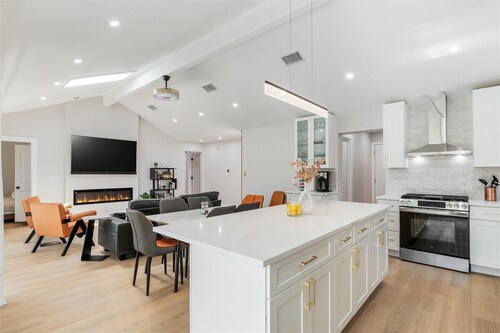 Upscale 4BR/3BR• Heated Pool, Outdoor BBQ&Patio•Putting Green+Fire Pit+DT 15min