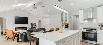 Upscale 4BR/3BR• Heated Pool, Outdoor BBQ&Patio•Putting Green+Fire Pit+DT 15min