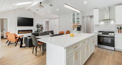 Upscale 4BR/3BR• Heated Pool, Outdoor BBQ&Patio•Putting Green+Fire Pit+DT 15min